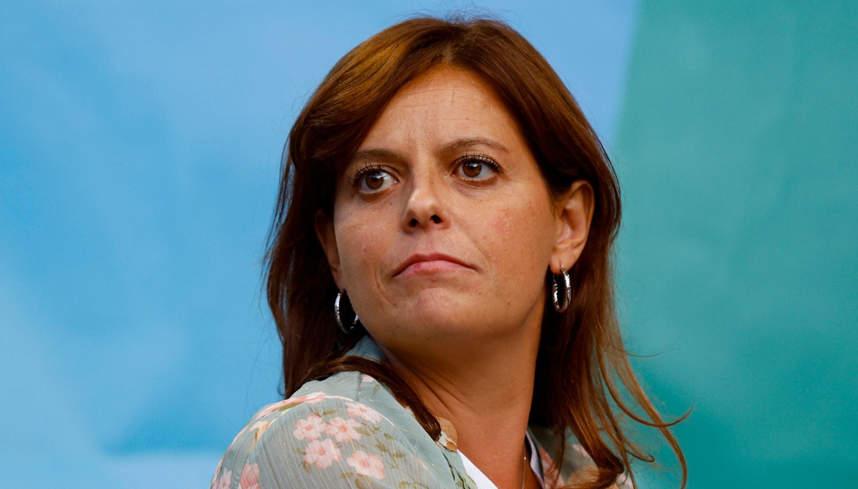 https://wips.plug.it/cips/notizie.virgilio.it/cms/2026/06/ilaria-salis-parata-2-giugno-festa-della-repubblica-abolita.jpg