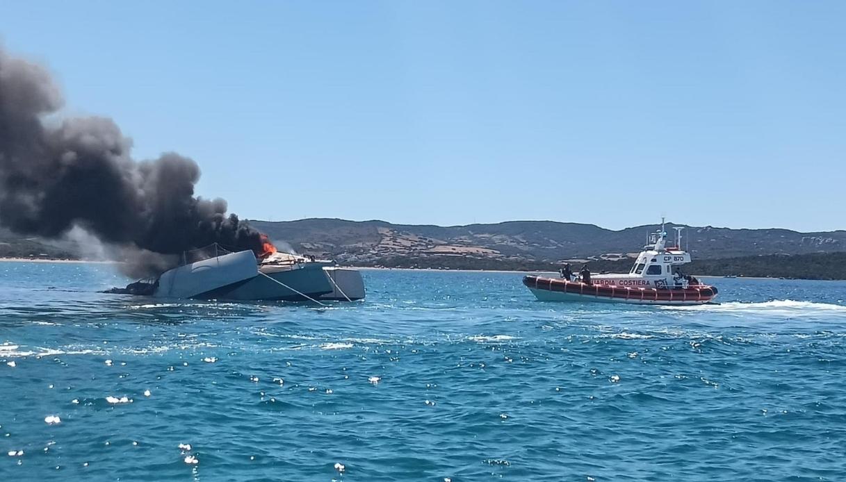 https://wips.plug.it/cips/notizie.virgilio.it/cms/2026/06/incendio-catamarano-sardegna.jpg