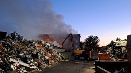 Incendio a Livorno, nube nera sulla città: scuole chiuse nel giorno dell'esame di Maturità