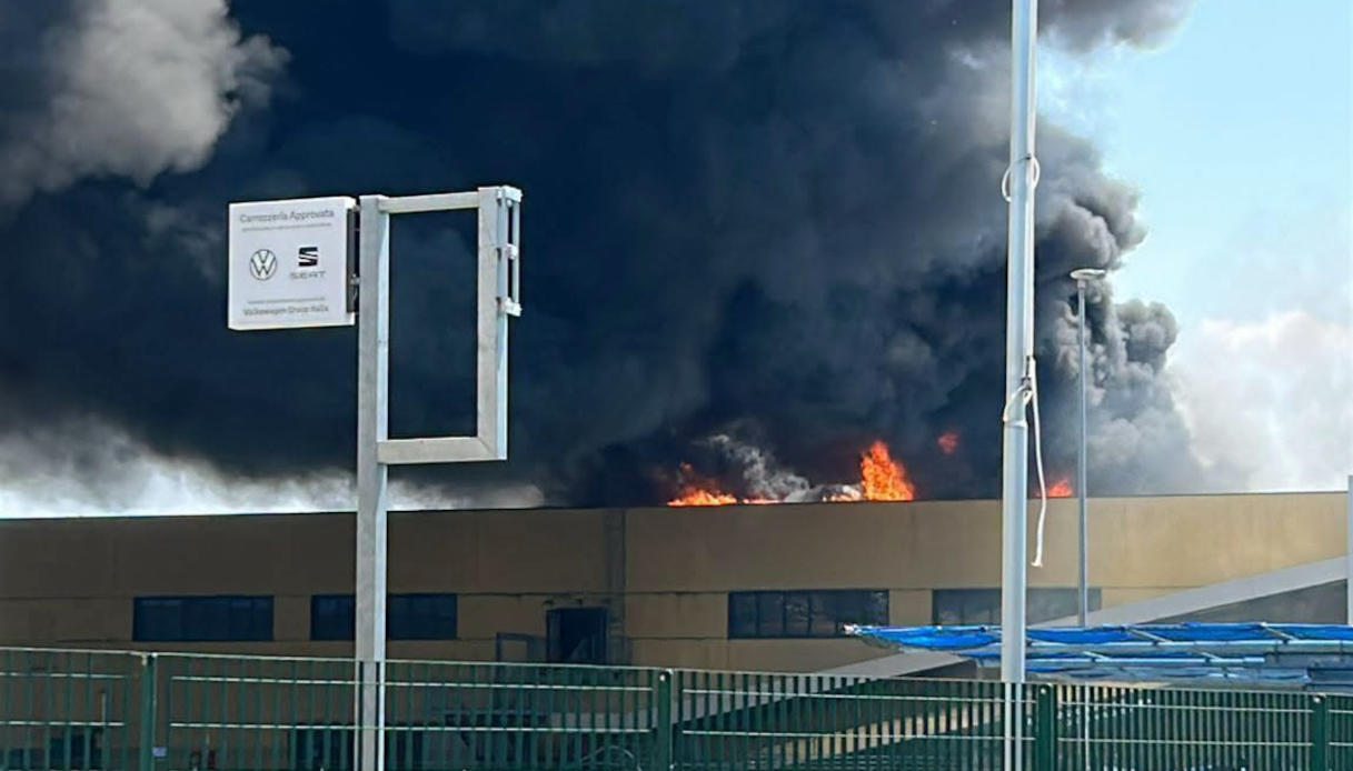 https://wips.plug.it/cips/notizie.virgilio.it/cms/2026/06/incendio-max-factory-montano-lucino-como.jpg