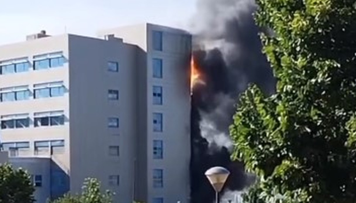 https://wips.plug.it/cips/notizie.virgilio.it/cms/2026/06/incendio-ospedale-del-mare-napoli-1.jpg