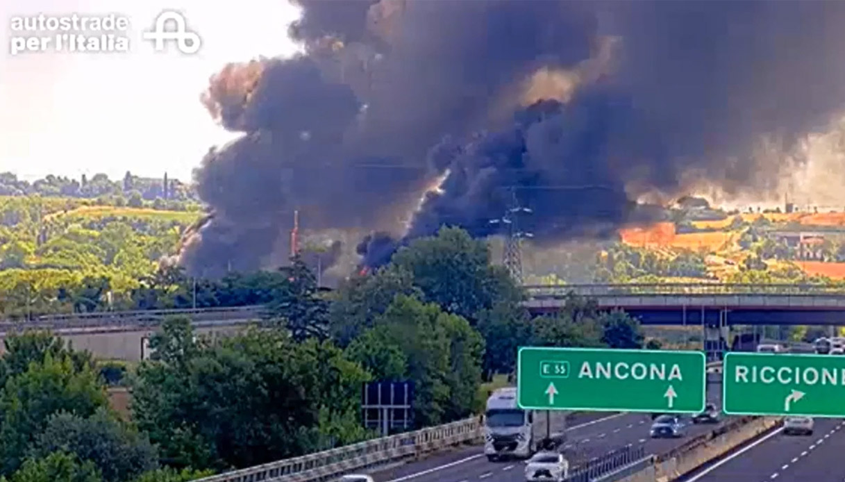 incendio a riccione vicino al casello dell autostrada cisterna in fiamme colonna di fumo nero impressionante da Virgilio.it incendio a riccione vicino al casello dell autostrada cisterna in fiamme colonna di fumo nero impressionante