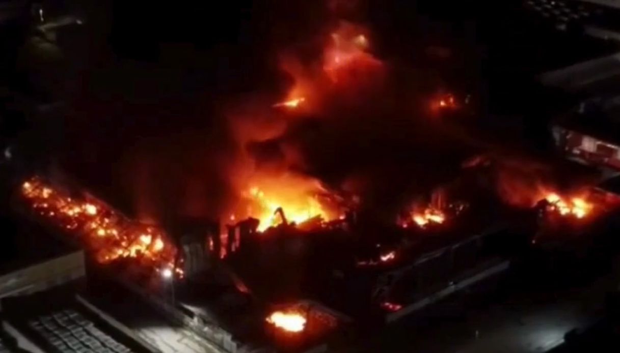 incendio a sarno nella fabbrica termoplast impressionante nube nera sulla citt224 non aprite le finestre da Virgilio.it incendio a sarno nella fabbrica termoplast impressionante nube nera sulla citt224 non aprite le finestre