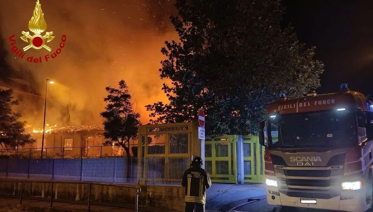 https://wips.plug.it/cips/notizie.virgilio.it/cms/2026/06/incendio-scuola-casacalenda-immagini-1.jpg