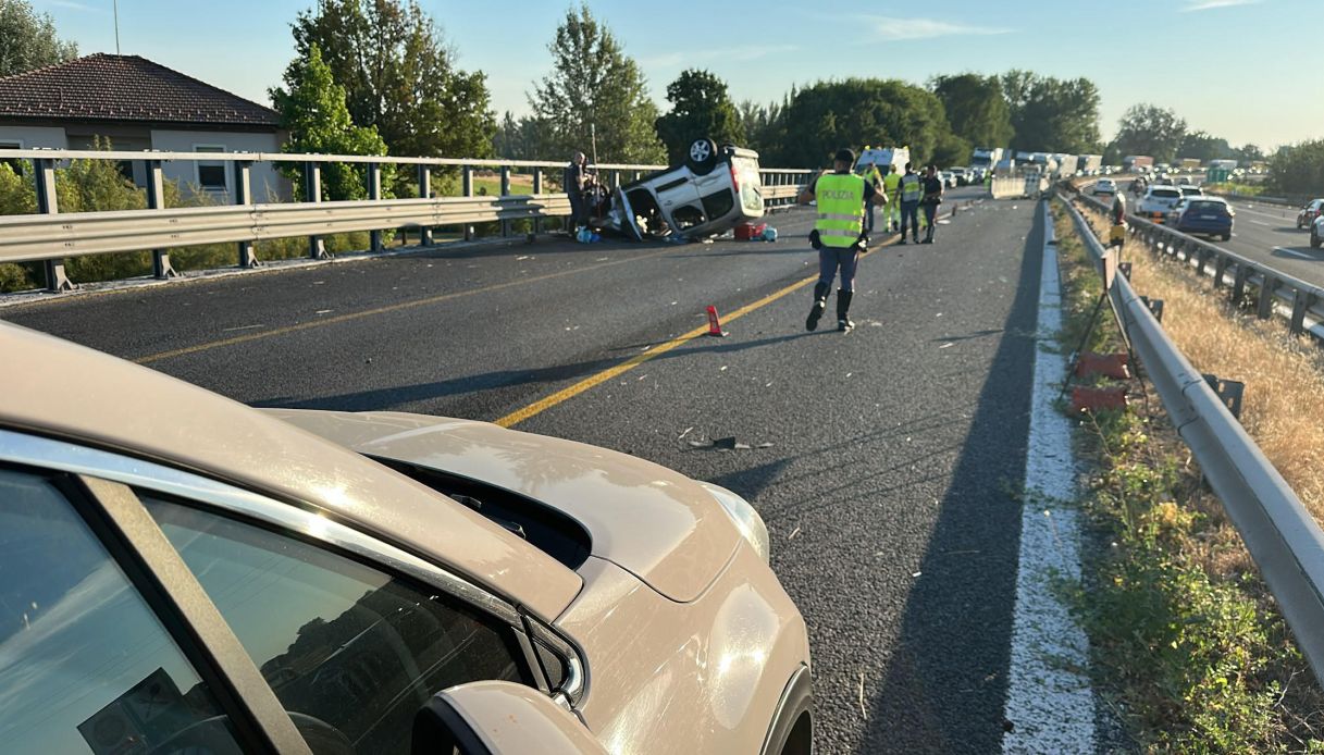 Auto si ribalta sulla A14, morta madre di 24 anni, gravemente ferito il figlio di sei mesi