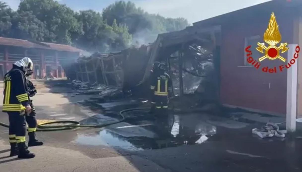 https://wips.plug.it/cips/notizie.virgilio.it/cms/2026/06/ippodromo-cavalli-incendio-treviso.jpg