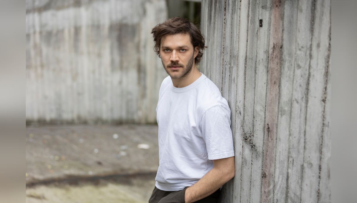 Lorenzo Richelmy, l’intervista all’attore: “Il mondo è caos e ho imparato a non considerarlo un nemico”