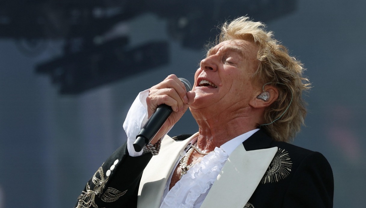 malore per rod stewart che rischia di svenire durante un concerto la star soccorsa con la maschera d ossigeno da Virgilio.it malore per rod stewart che rischia di svenire durante un concerto la star soccorsa con la maschera d ossigeno