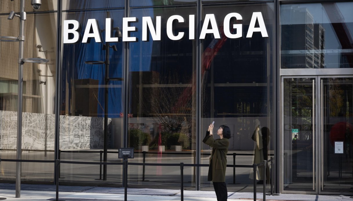 Manager di Balenciaga licenziato a Scandicci per molestie, avrebbe anche legato una dipendente alla sedia
