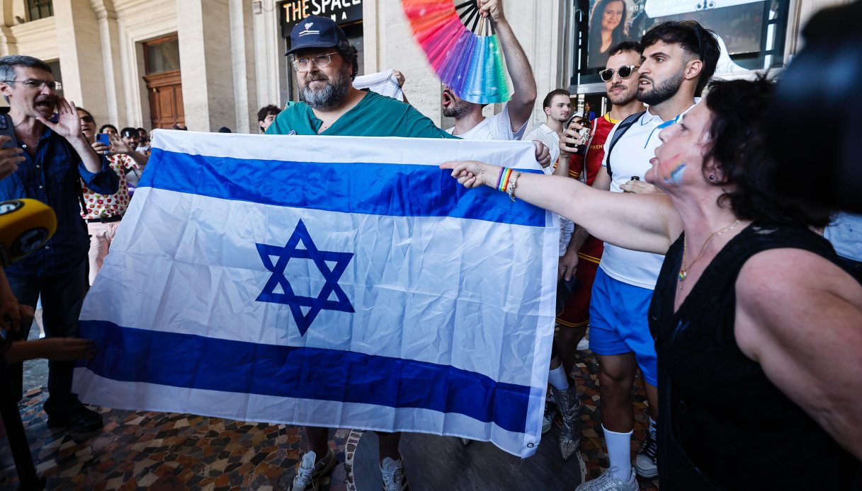 mario adinolfi contestato al roma pride con la bandiera di israele si difende non era provocazione da Virgilio.it mario adinolfi contestato al roma pride con la bandiera di israele si difende non era provocazione