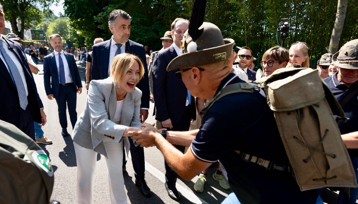 giorgia meloni sfila a sorpresa con gli alpini a gemona del friuli mi serviva un po8217 di orgoglio nazionale da Virgilio.it giorgia meloni sfila a sorpresa con gli alpini a gemona del friuli mi serviva un po8217 di orgoglio nazionale