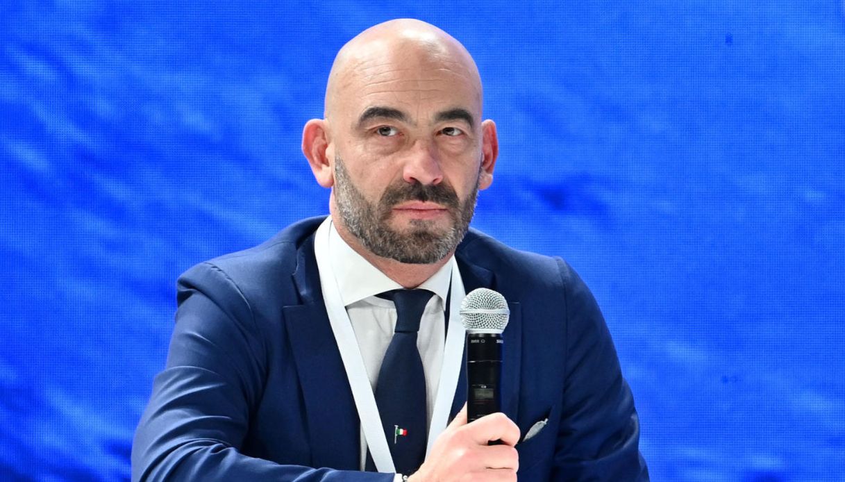 https://wips.plug.it/cips/notizie.virgilio.it/cms/2026/06/obbligo-acqua-pipi-cane-bassetti.jpg