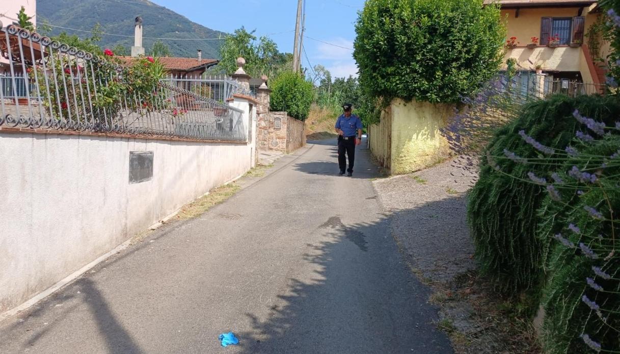 Omicidio a Pieve di Camaiore, un uomo avrebbe ucciso moglie e figlio in casa a colpi di fucile