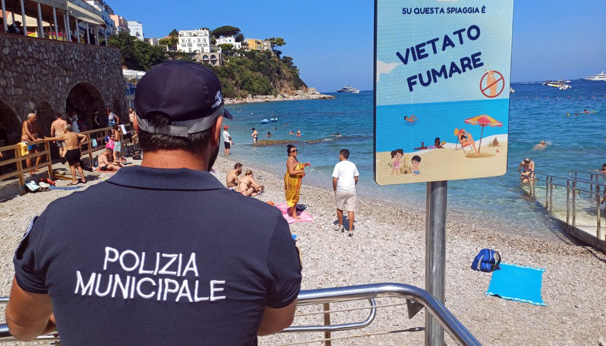 https://wips.plug.it/cips/notizie.virgilio.it/cms/2026/06/ordinanze-estate-nuove-regole-sigarette-furto-di-sabbia-divieto-bikini.jpg