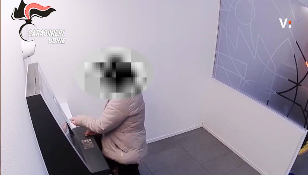 Udine, Oss ruba il bancomat a un paziente ricoverato in ospedale e preleva oltre 8mila euro: il video