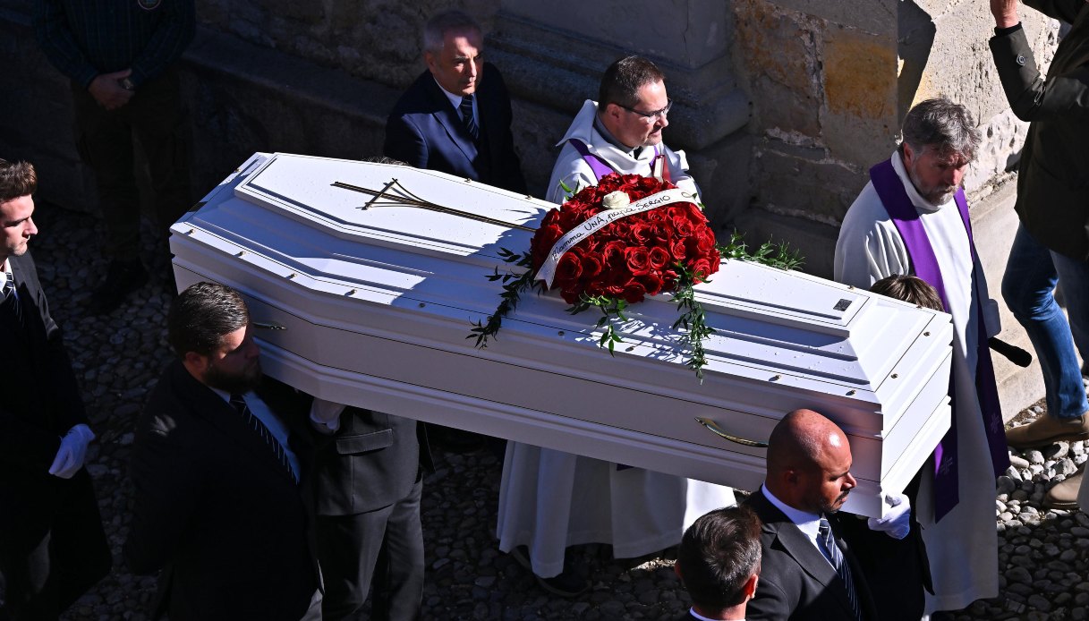 tomba di pamela genini profanata in un giorno di pioggia si stringe il cerchio grazie all indizio sulla bara da Virgilio.it tomba di pamela genini profanata in un giorno di pioggia si stringe il cerchio grazie all indizio sulla bara