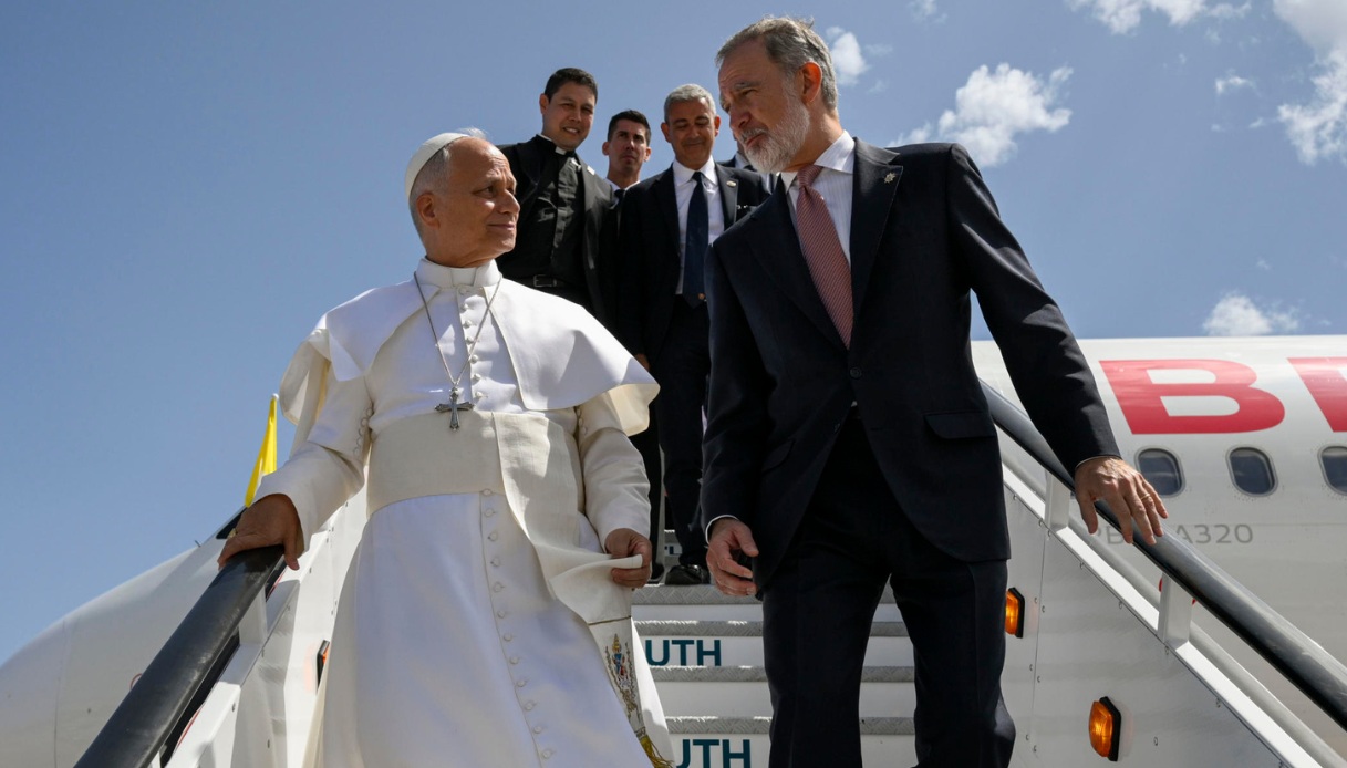 https://wips.plug.it/cips/notizie.virgilio.it/cms/2026/06/papa-aereo-tenerife.jpg