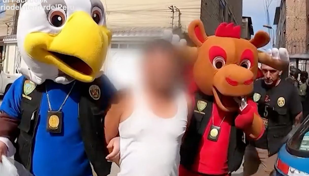 https://wips.plug.it/cips/notizie.virgilio.it/cms/2026/06/peru-lima-mascotte-mondiali-spacciatore.jpg