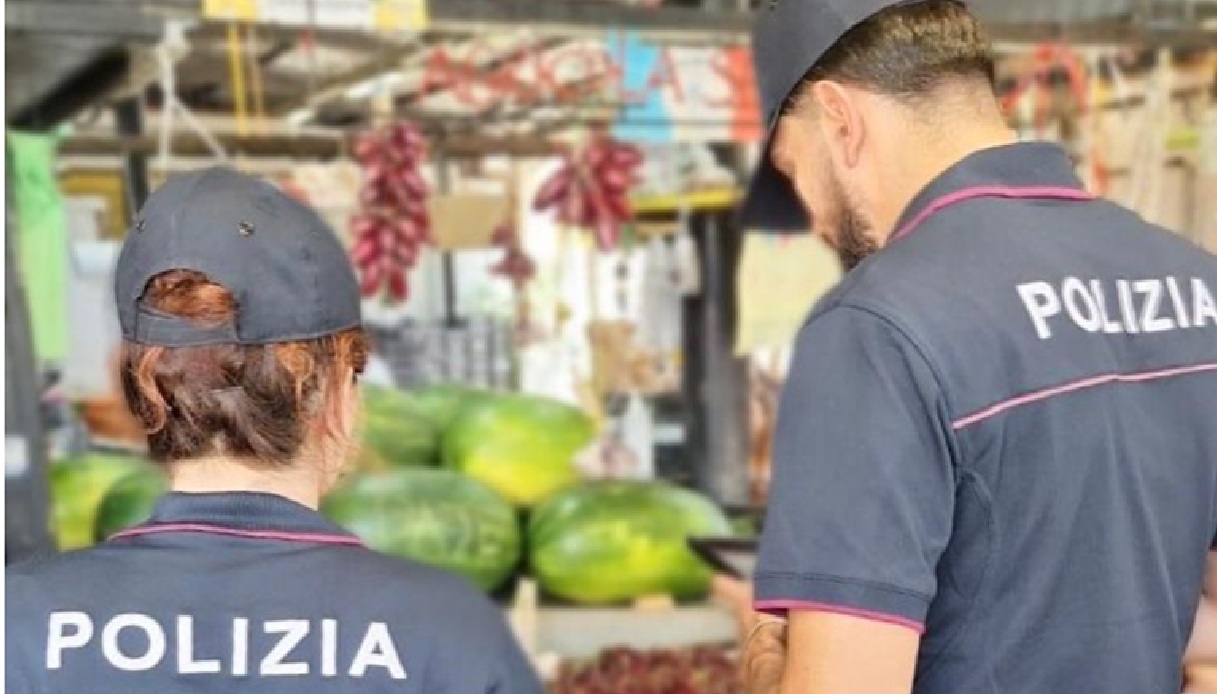Roma, controlli a Monte Mario tra i banchi di carne e pesce: sequestrati 110 kg di cibo e maxi sanzioni