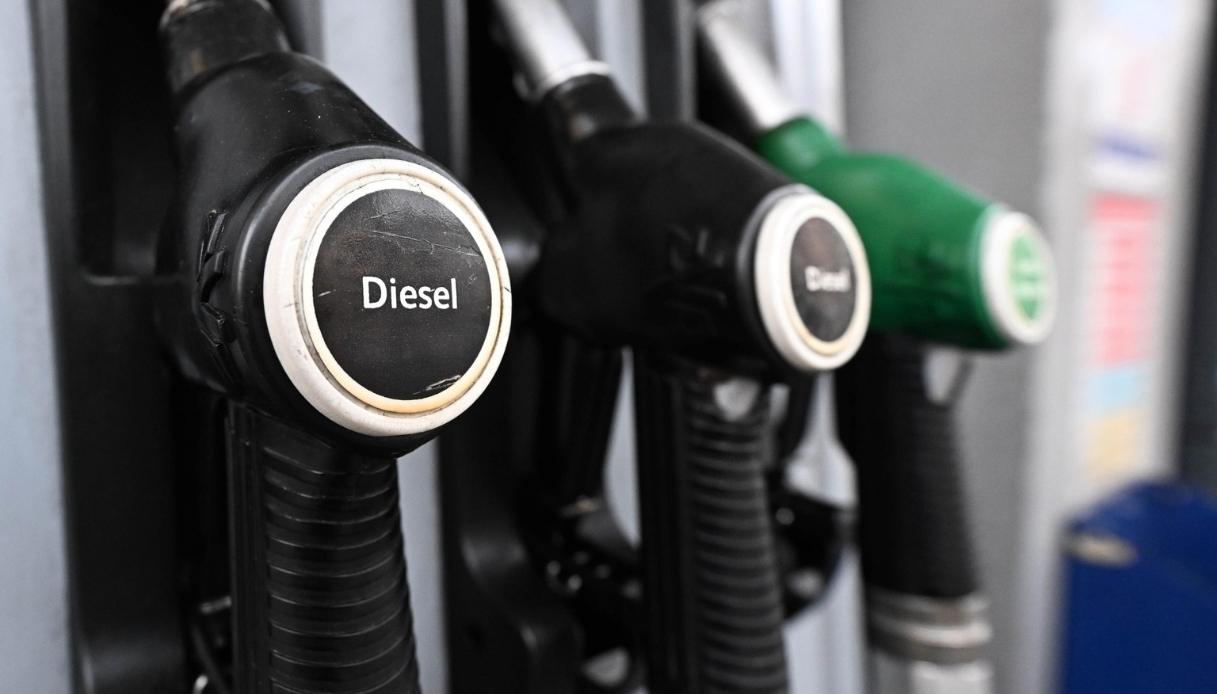 https://wips.plug.it/cips/notizie.virgilio.it/cms/2026/06/prezzi-benzina-taglio-accise-7-giugno.jpg
