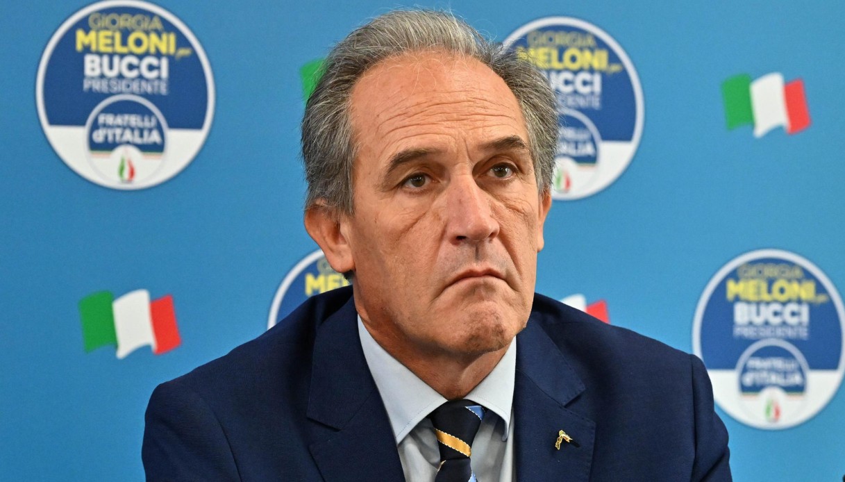 https://wips.plug.it/cips/notizie.virgilio.it/cms/2026/06/roberto-menia-fdi-gay-aeroporto.jpg