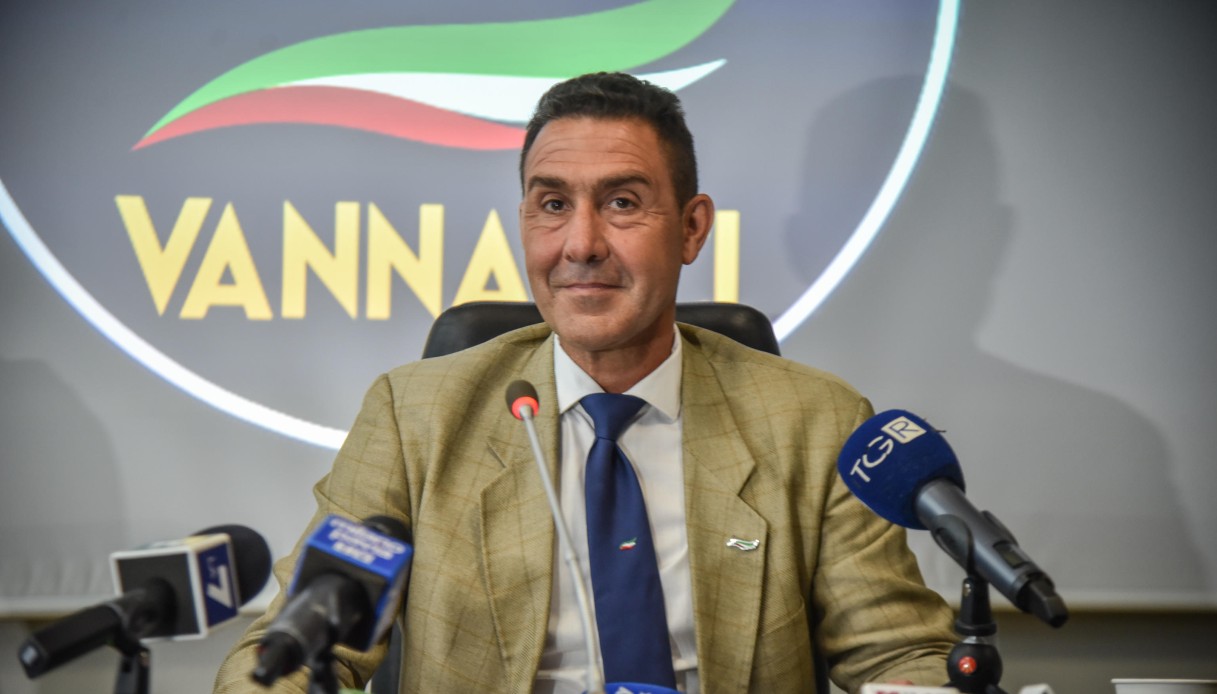 https://wips.plug.it/cips/notizie.virgilio.it/cms/2026/06/roberto-vannacci-deputati.jpg