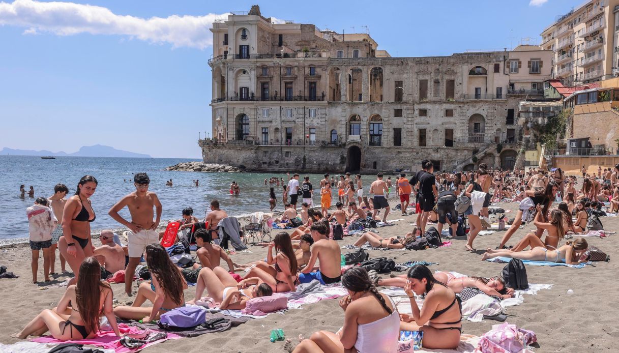 https://wips.plug.it/cips/notizie.virgilio.it/cms/2026/06/sabbia-spiaggia.jpg