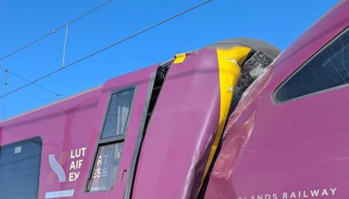 https://wips.plug.it/cips/notizie.virgilio.it/cms/2026/06/scontro-treni-luton-feriti.jpg