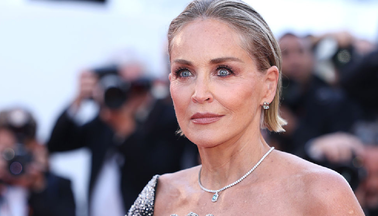 https://wips.plug.it/cips/notizie.virgilio.it/cms/2026/06/sharon-stone-nonno.jpg