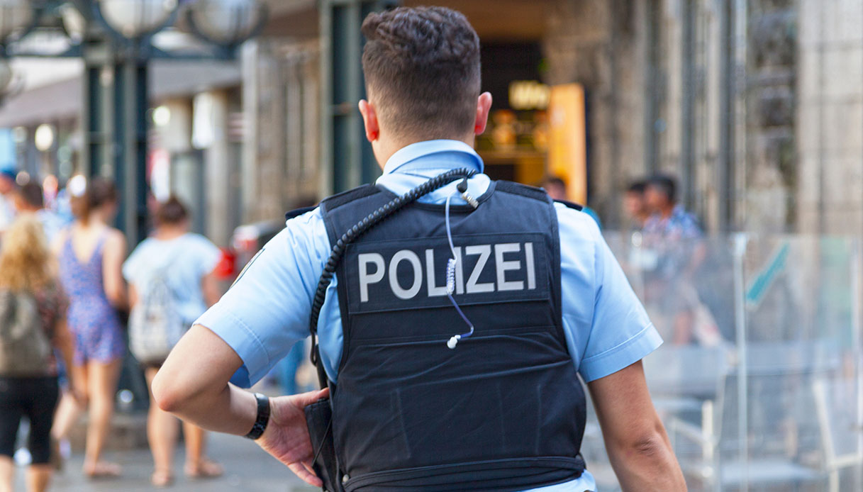 https://wips.plug.it/cips/notizie.virgilio.it/cms/2026/06/spari-stade-centro-germania-morti.jpg