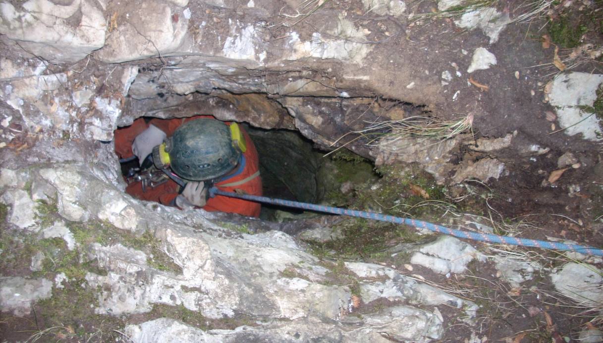 https://wips.plug.it/cips/notizie.virgilio.it/cms/2026/06/speleologo-incastrato-estratto-vivo.jpg