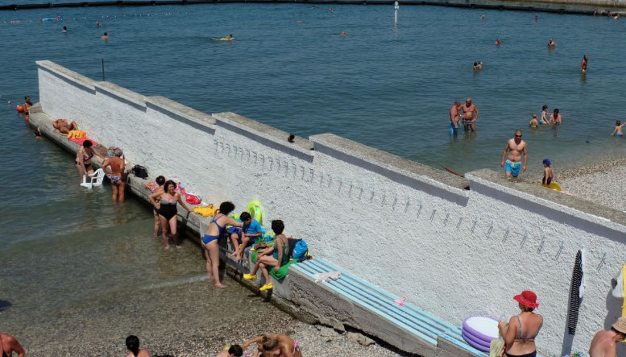 tensione al pedocin di trieste per il muro in spiaggia lite tra turisti e una residente non siete italiani da Virgilio.it tensione al pedocin di trieste per il muro in spiaggia lite tra turisti e una residente non siete italiani