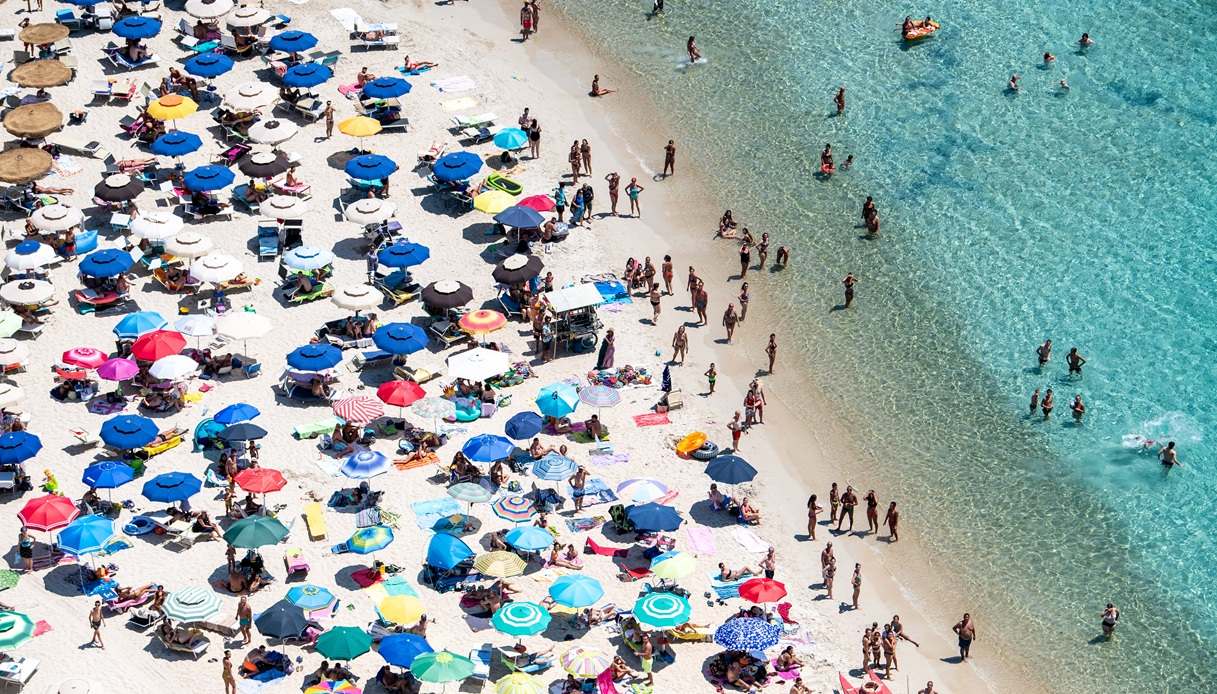 https://wips.plug.it/cips/notizie.virgilio.it/cms/2026/06/spiaggia-punta-molentis-ombrelloni-ordinanza.jpg