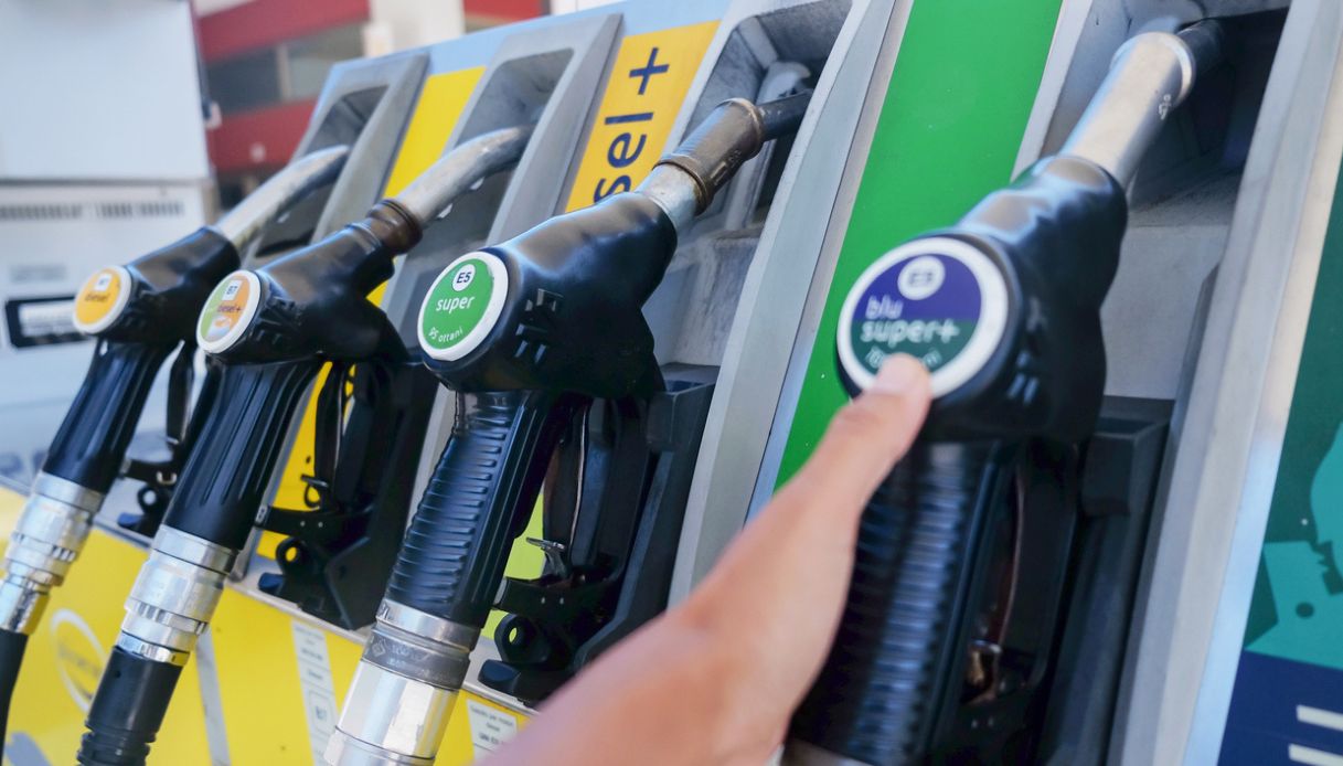 https://wips.plug.it/cips/notizie.virgilio.it/cms/2026/06/stretto-hormuz-chiusura-iran-usa-prezzi-gas-petrolio.jpg