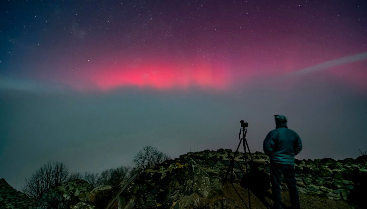 https://wips.plug.it/cips/notizie.virgilio.it/cms/2026/06/tempesta-geomagnetica-aurora-boreale-italia.jpg