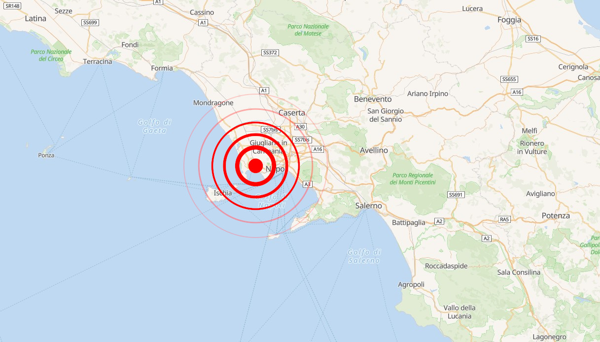 Terremoto a Napoli nei Campi Flegrei vicino a Pozzuoli di magnitudo 3,6, continua lo sciame sismico: "Boato"