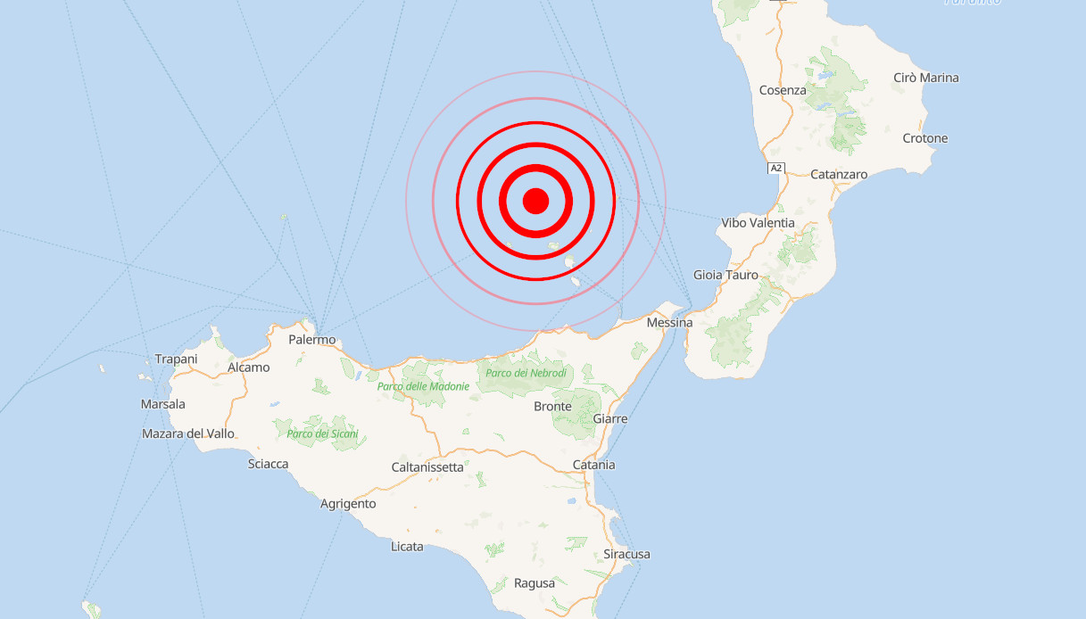 https://wips.plug.it/cips/notizie.virgilio.it/cms/2026/06/terremoto-isole-eolie-magnitudo.jpg