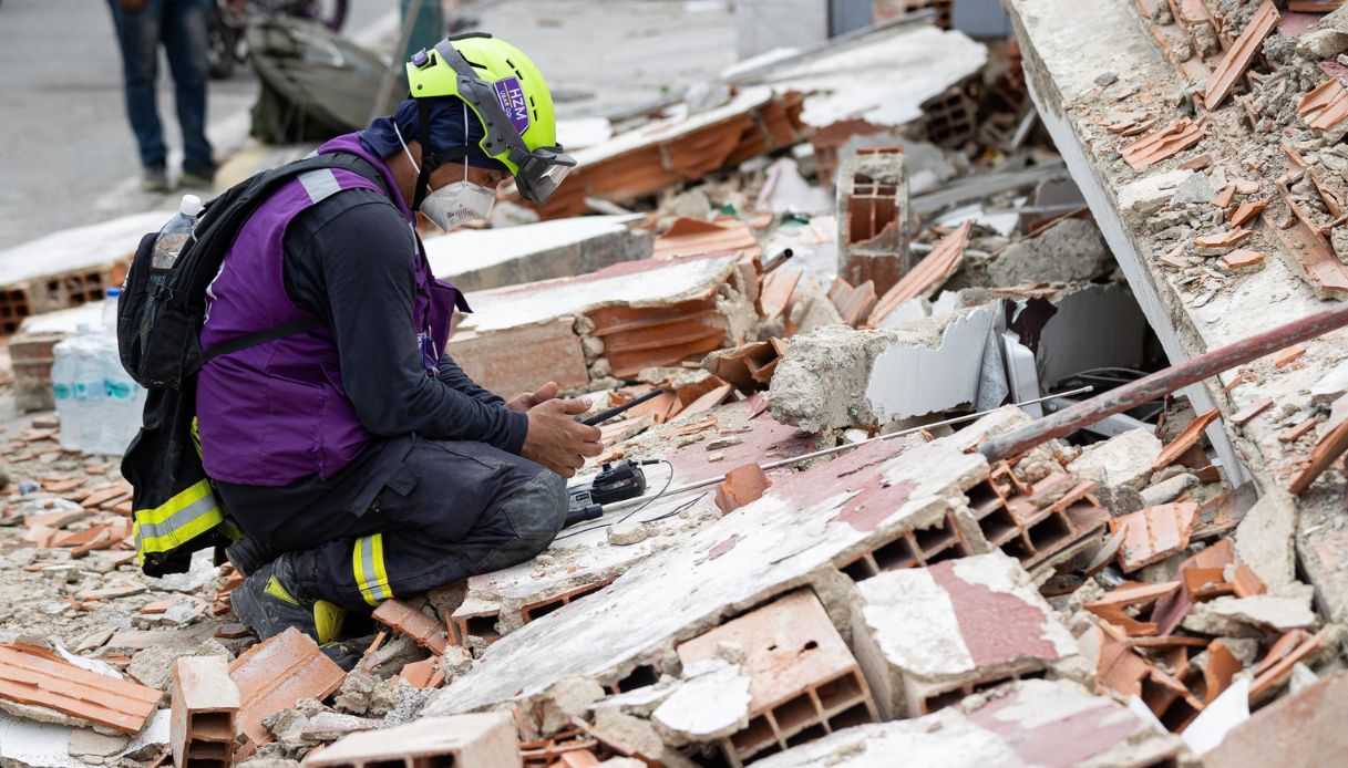 https://wips.plug.it/cips/notizie.virgilio.it/cms/2026/06/terremoto-venezuela-vigili-italiani.jpg