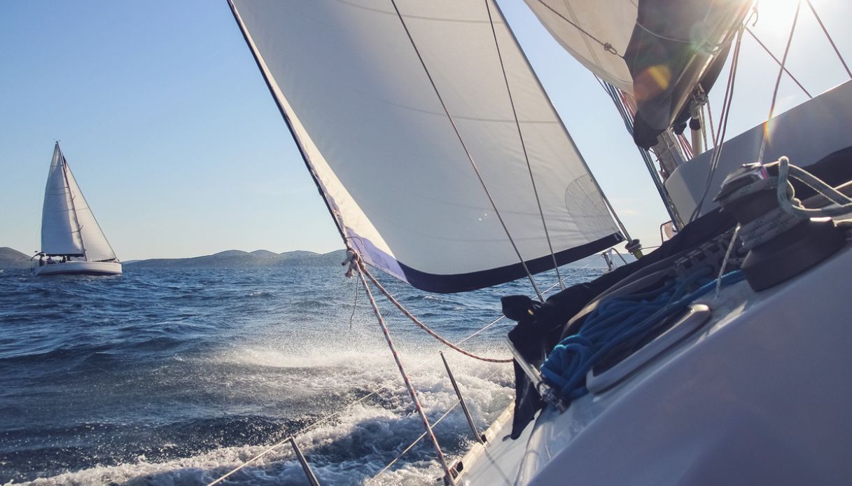 Incidente in barca a vela, turista italiana di 52 anni muore in Grecia: caduta in mare con trauma cranico