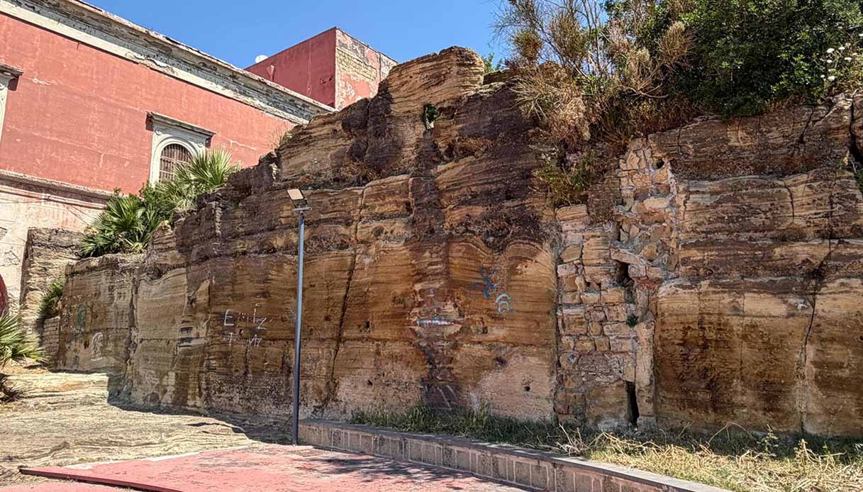 turista precipita a napoli dalla terrazza dell anfiteatro monte echia forse per un selfie rischia la vita da Virgilio.it turista precipita a napoli dalla terrazza dell anfiteatro monte echia forse per un selfie rischia la vita