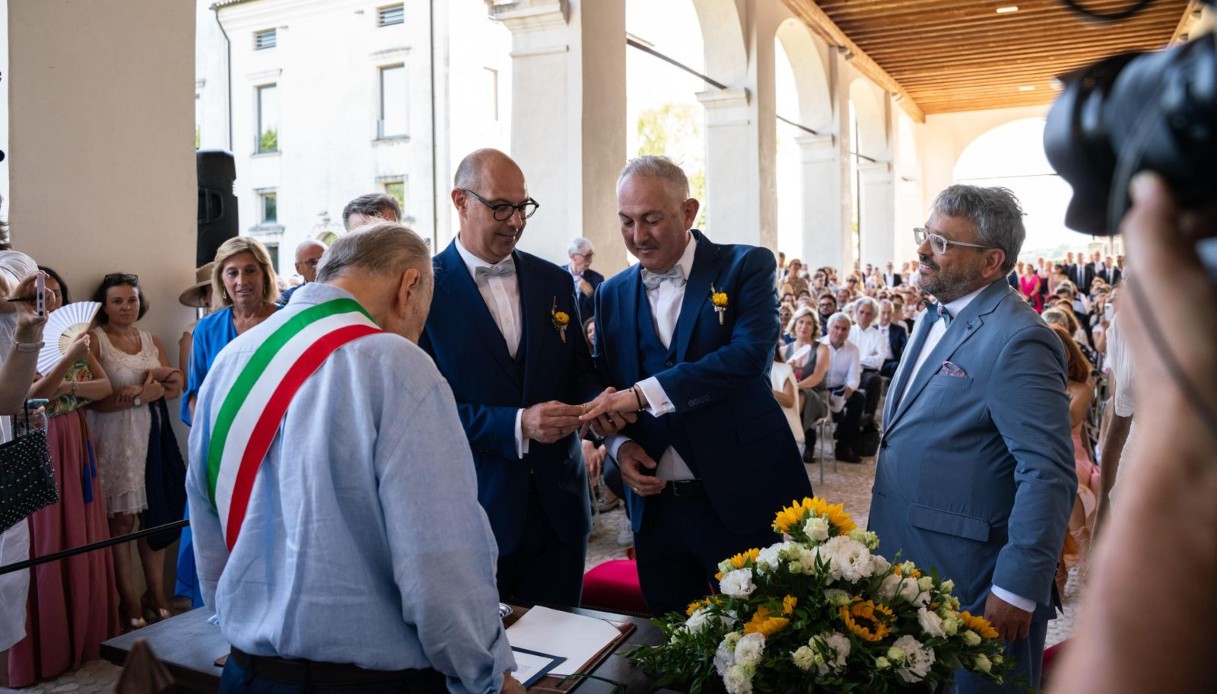 https://wips.plug.it/cips/notizie.virgilio.it/cms/2026/06/unione-civile-sindaci-alessandro-basso-loris-bazzo.jpg