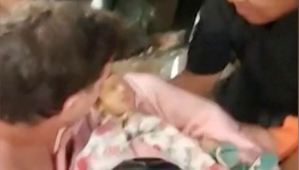 https://wips.plug.it/cips/notizie.virgilio.it/cms/2026/06/venezuela-terremoto-neonato.jpg