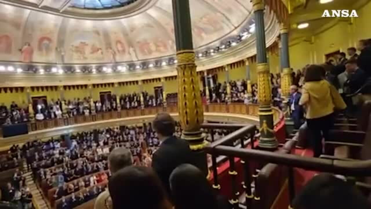 Le immagini della standing ovation tributata a Papa Leone alle Cortes spagnole