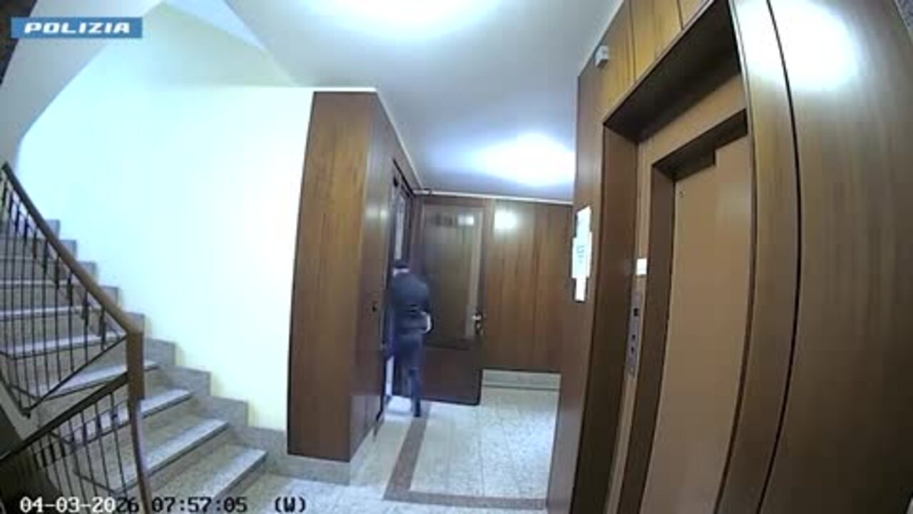 il video dei finti agenti in azione a torino truffe per 100mila euro arrestati da Virgilio.it il video dei finti agenti in azione a torino truffe per 100mila euro arrestati