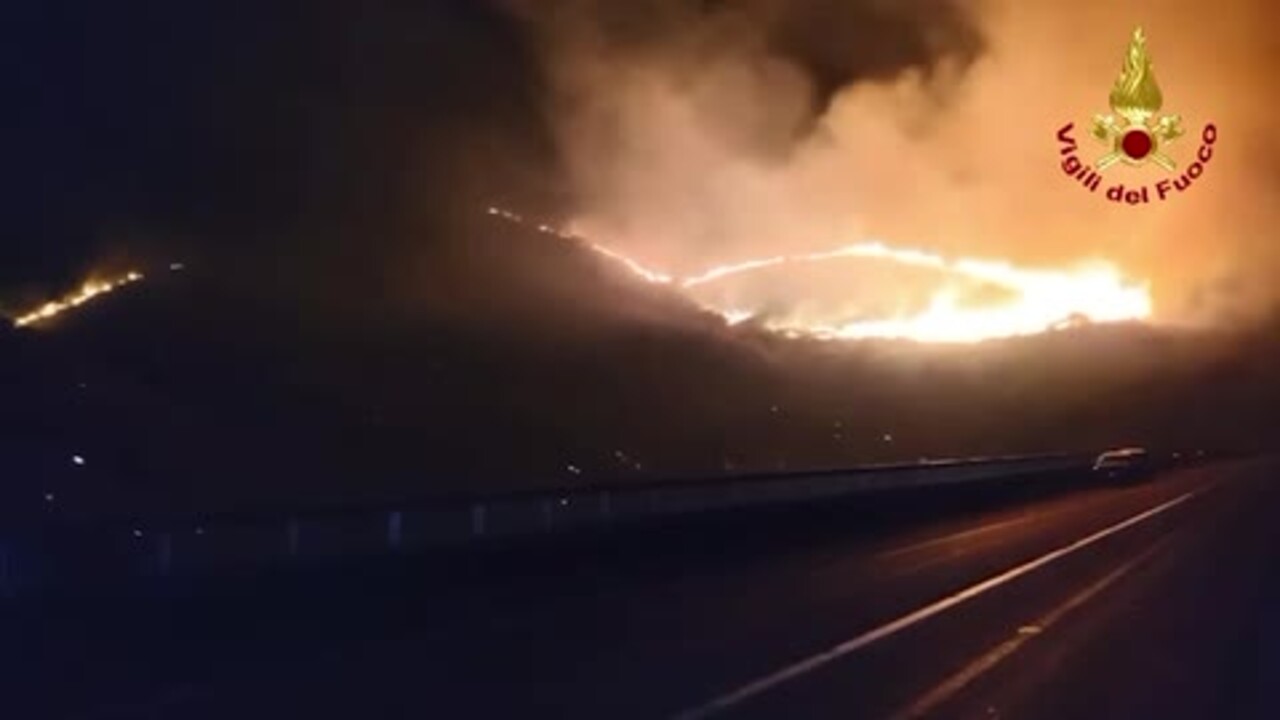 Maxi incendio nel Reatino sul Monte degli Elci, chiuso tratto di via Salaria e famiglie evacuate: le immagini