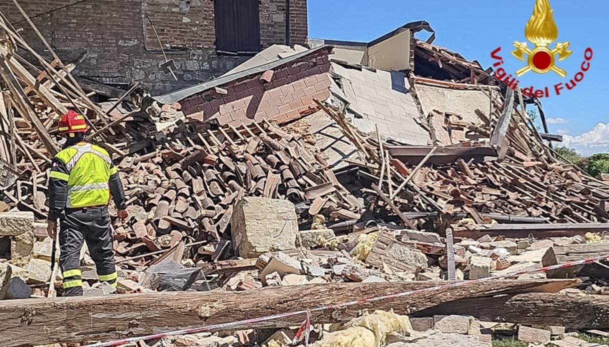 https://wips.plug.it/cips/notizie.virgilio.it/cms/2026/06/vigili-del-fuoco-porto-sant-elpidio-palazzina-morto-fermo-crollo.jpg