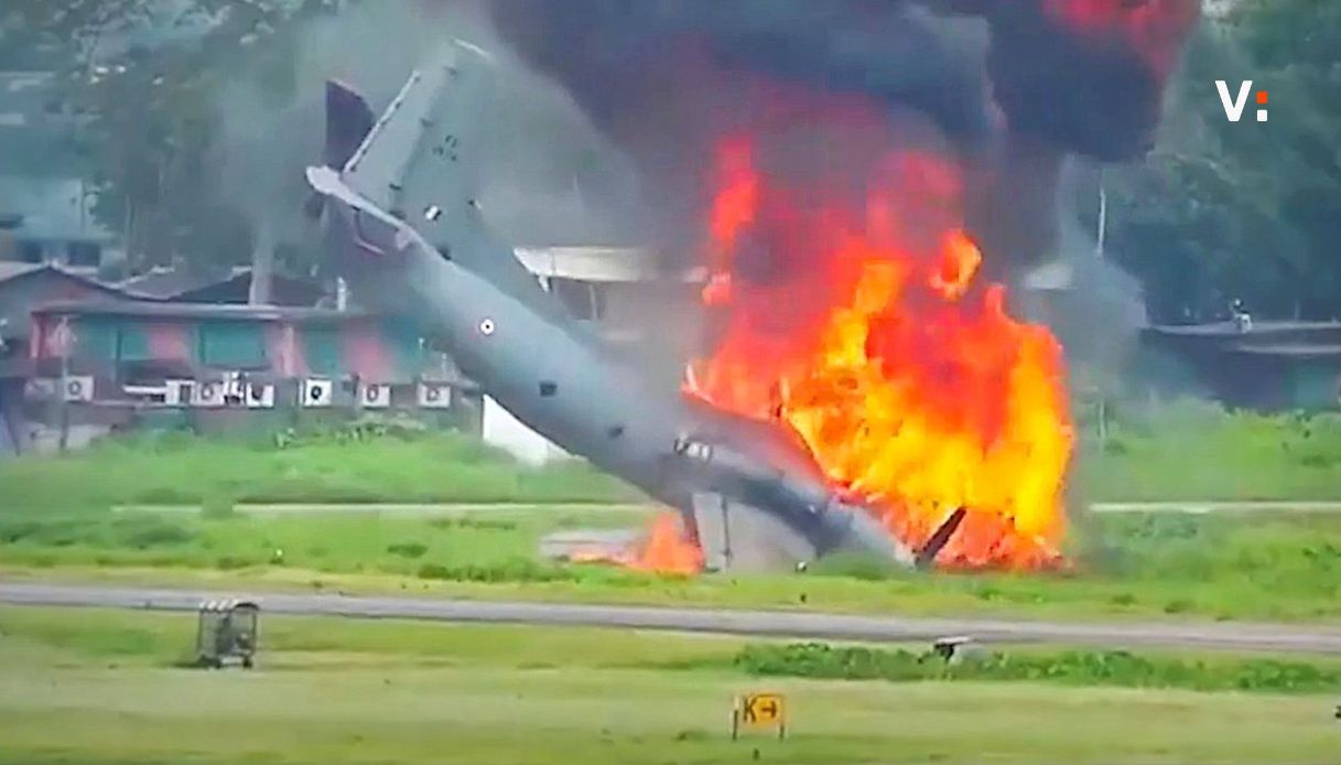 aereo militare esce di pista durante l atterraggio cinque morti in india il momento dello schianto da Virgilio.it aereo militare esce di pista durante l atterraggio cinque morti in india il momento dello schianto