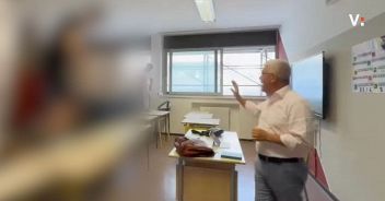 Bari, il prof va in pensione: gli studenti in piedi sui banchi come nel film
