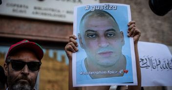 Abderrahim Fakir "forse non era morto quando gli agenti si sono alzati", l'ipotesi dell'avvocato Fabio Anselmo