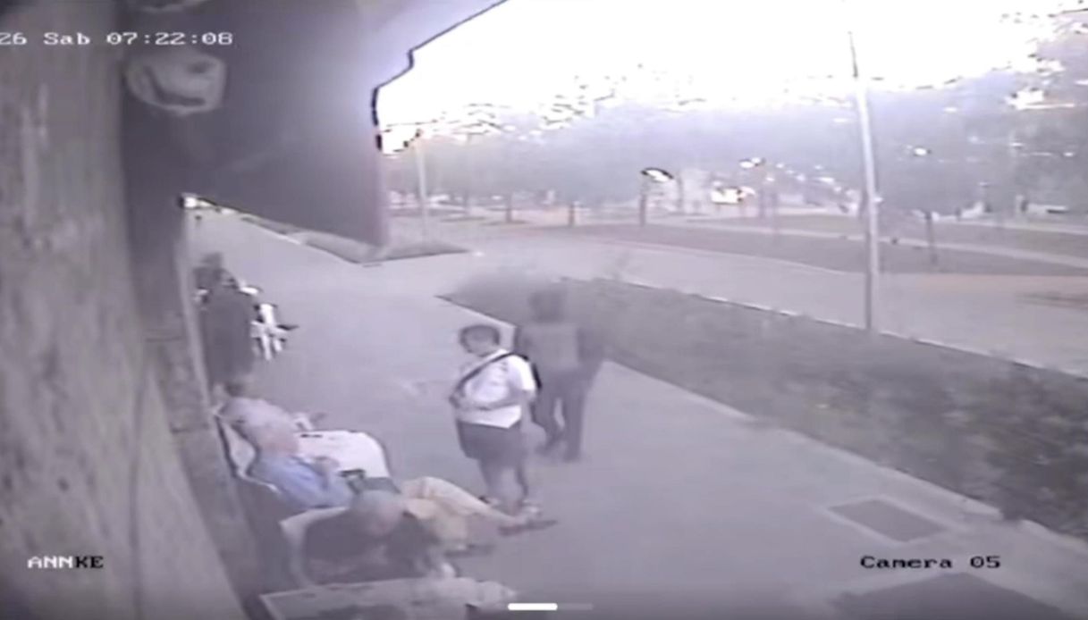 Accoltellato a Milano da Lamin Saidilly fuori dal bar, il racconto dei testimoni: "Non si fermava"